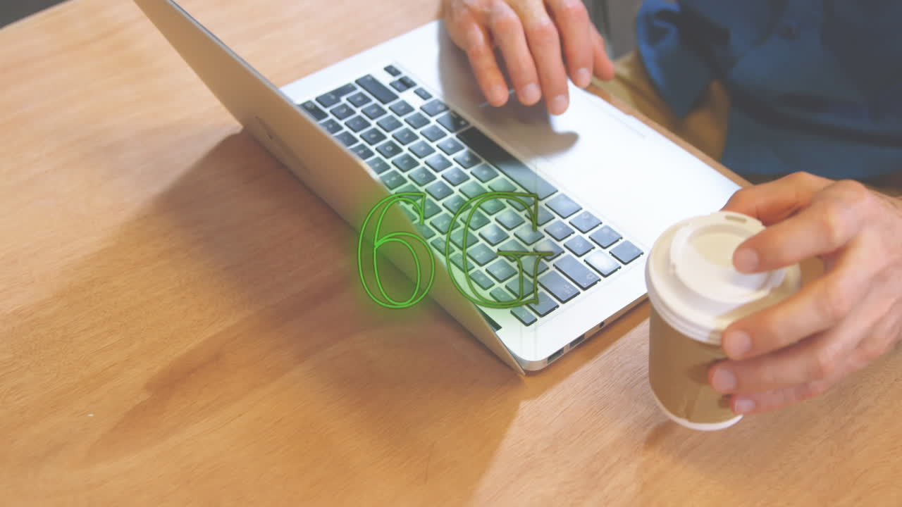 animación de banner de texto de neón 6g contra la sección media del hombre usando una computadora portátil en una cafetería