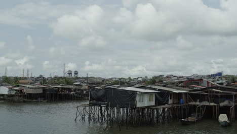 Plano-General-De-Palafitos-En-Una-Zona-Pobre-De-Buenaventura-En-La-Costa-Pacífica-De-Colombia