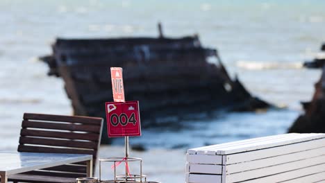 viejo barco atracado cerca de pattaya, tailandia