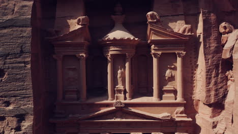 el tesoro (al-khazneh) antigua tumba escultura cortada en roca arquitectura de fachada, petra, ascenso aéreo