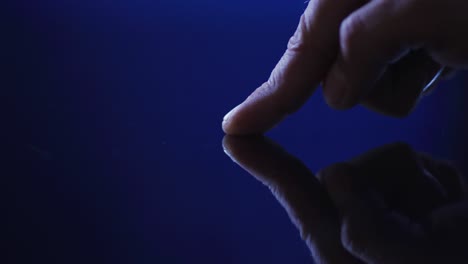 dedo índice de hombre caucásico usando interfaz digital aplicando huella dactilar a la pantalla táctil