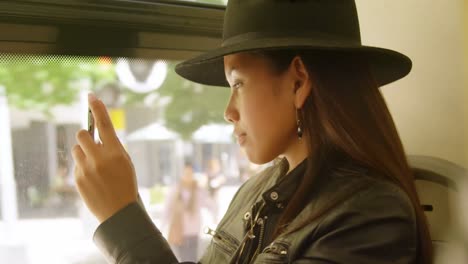 animación de iconos de los medios sobre una mujer biracial usando un teléfono inteligente