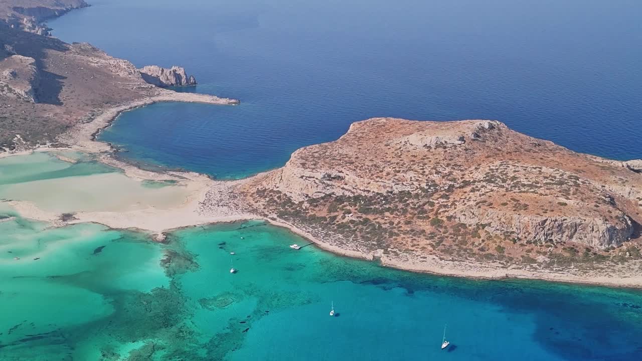 Vue aérienne du lagon de Balos avec de l’eau turquoise et une plage de sable en Crète, Grèce