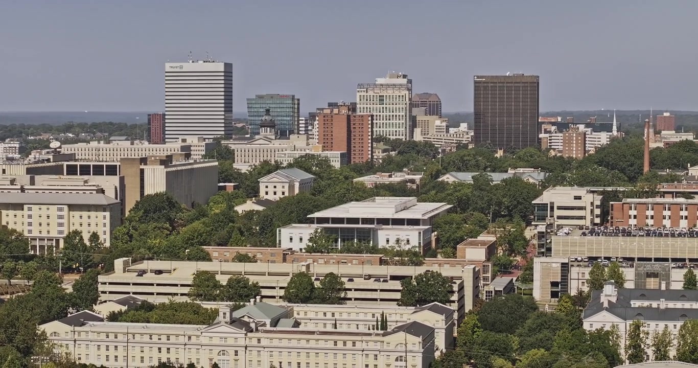 Columbia, Carolina del Sud, Aerea v62, sorvolo basso con teleobiettivo sopra il campus universitario verso lo skyline del centro – Ripreso con Mavic 3 Pro Cine – 3 ottobre 2023.