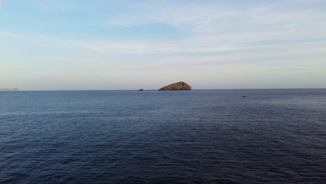 Isla-De-Vacca-Frente-A-La-Costa-De-Sant&#39;antioco-En-El-Sur-De-Cerdeña,-Vista-Aérea-De-Drones