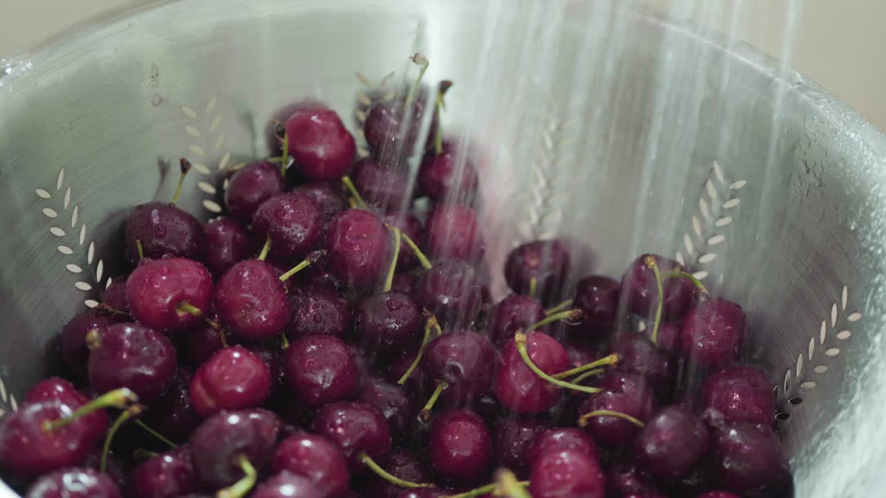 lavado de cerezas rojas orgánicas en colendar.