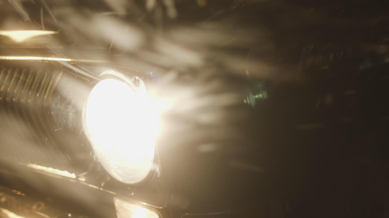 faros de automóviles por la noche