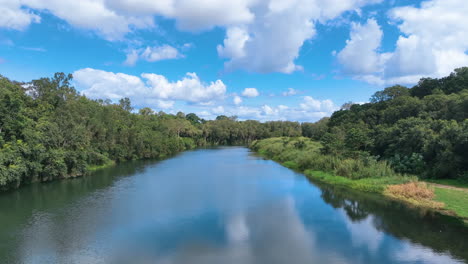 Flug-über-Das-Ruhige-Wasser-Des-Pioneer-River-In-Der-Mackay-Region,-Vorbei-Am-Platypus-Beach-Schwimmloch-Und-Erkundung-Der-Reich-Bewachsenen-Ufer-Und-Des-Wassers,-Das-Den-Himmel-Spiegelt