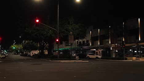 el lapso de tiempo de la luz de la calle por la noche en la carretera, cairns