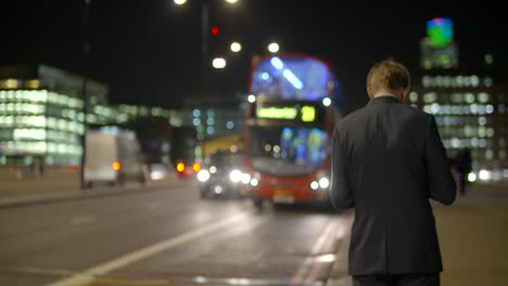 Roter-Londoner-Bus-Vorbei-An-Mann-Auf-Der-London-Bridge