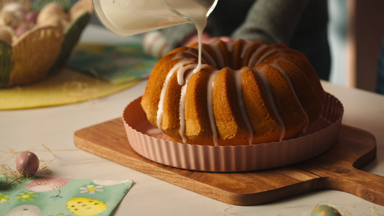 Altın kahverengi Bundt kekin üzerine ölçü kabından sır dökme - Paskalya Kutlaması. Yakın çekim.
