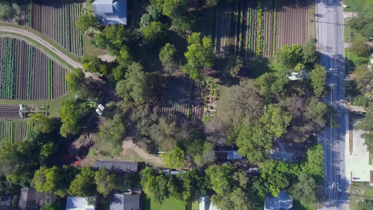 antena: ojo de pájaro lento decente en una granja en austin, texas