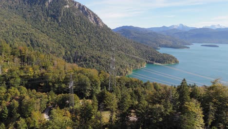 Mit-Wunderschönem-Landschaftshintergrund-Und-Blick-Auf-Den-Seilbahnmast