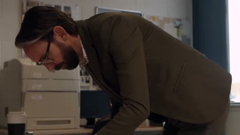 hombre de negocios trabajando en el escritorio 4k