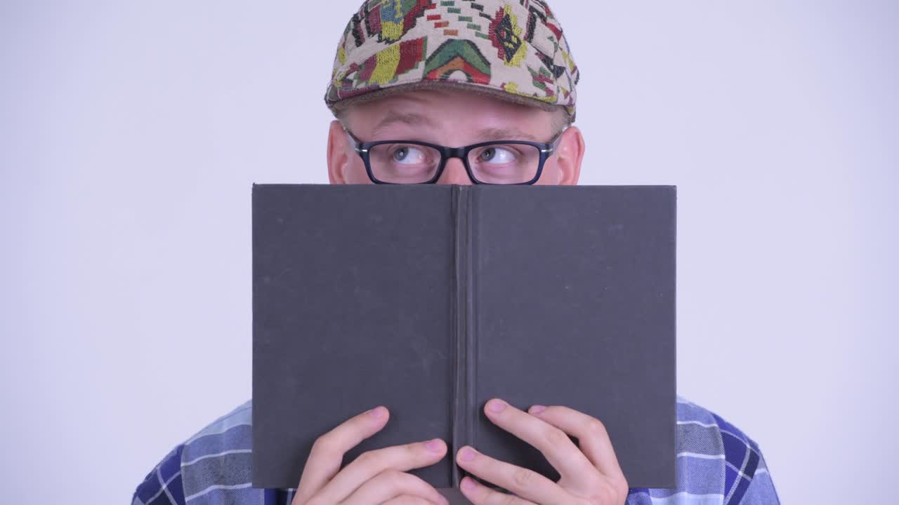 joven hombre hipster guapo con libro y gafas