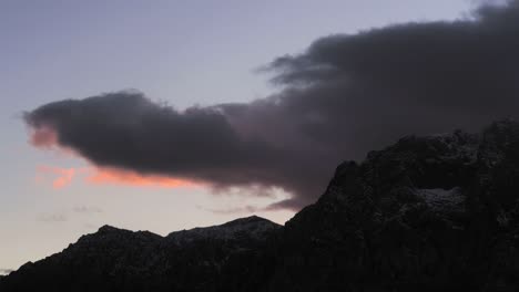 Nubes-Sobre-El-Cañón-De-Roca-Roja-Al-Atardecer