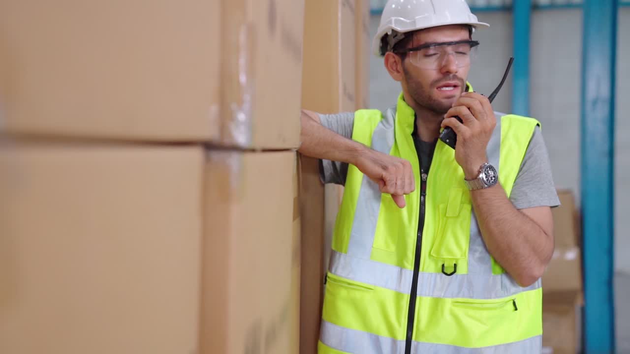 trabajador de carga profesional habla por radio portátil para comunicarse con otro trabajador