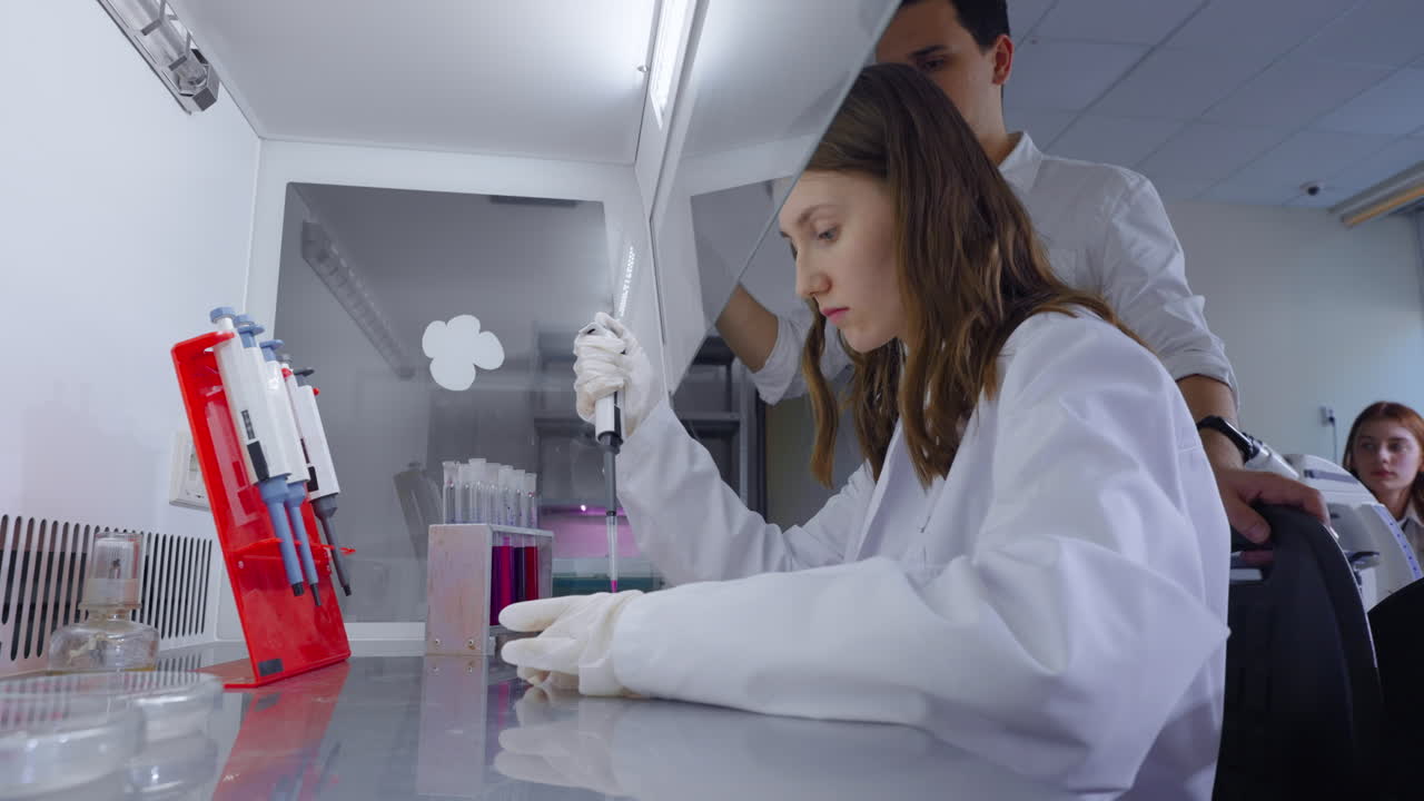 un científico trabajando en un laboratorio
