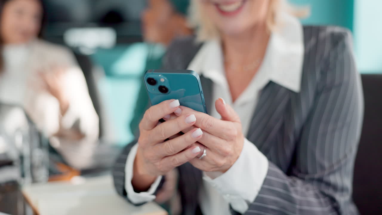 회의에서 스마트폰을 사용하는 사업가