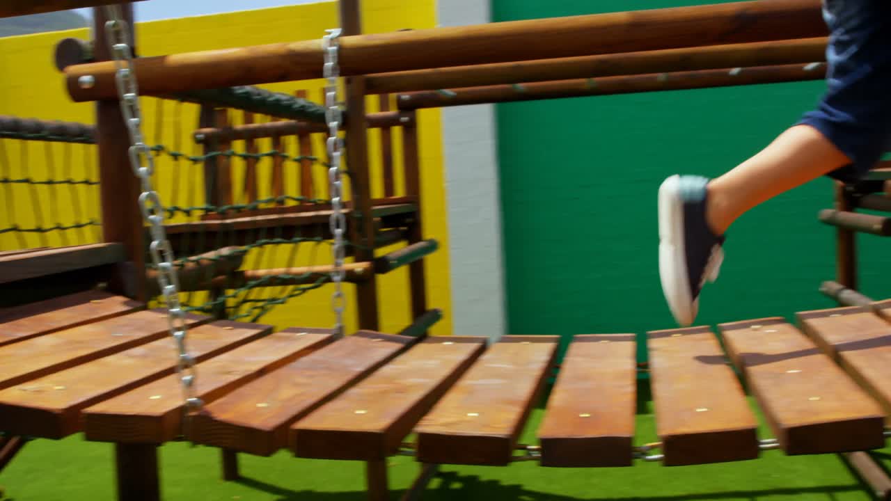 низкий раздел смешанной расы школьница играет на школьной площадке в солнечный день 4k