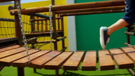 sección baja de colegiala de raza mixta jugando en el patio de la escuela en un día soleado 4k