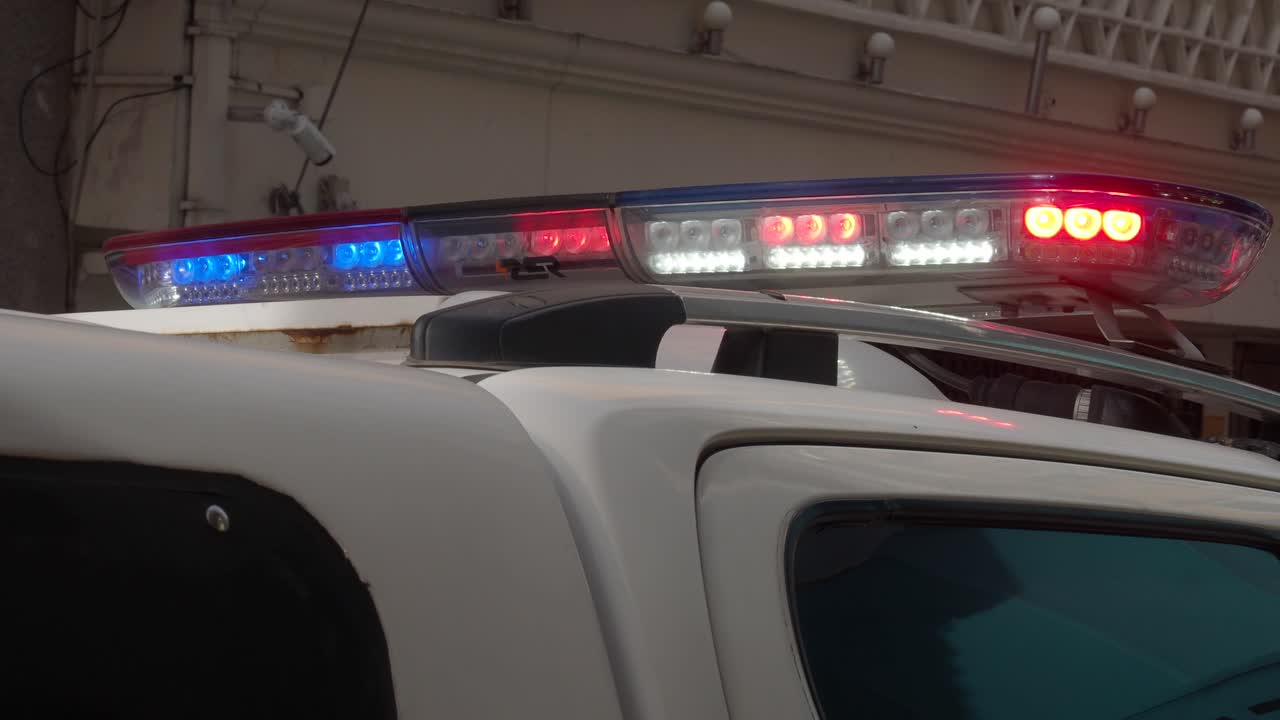 긴급 조명을 갖춘 경찰 차량