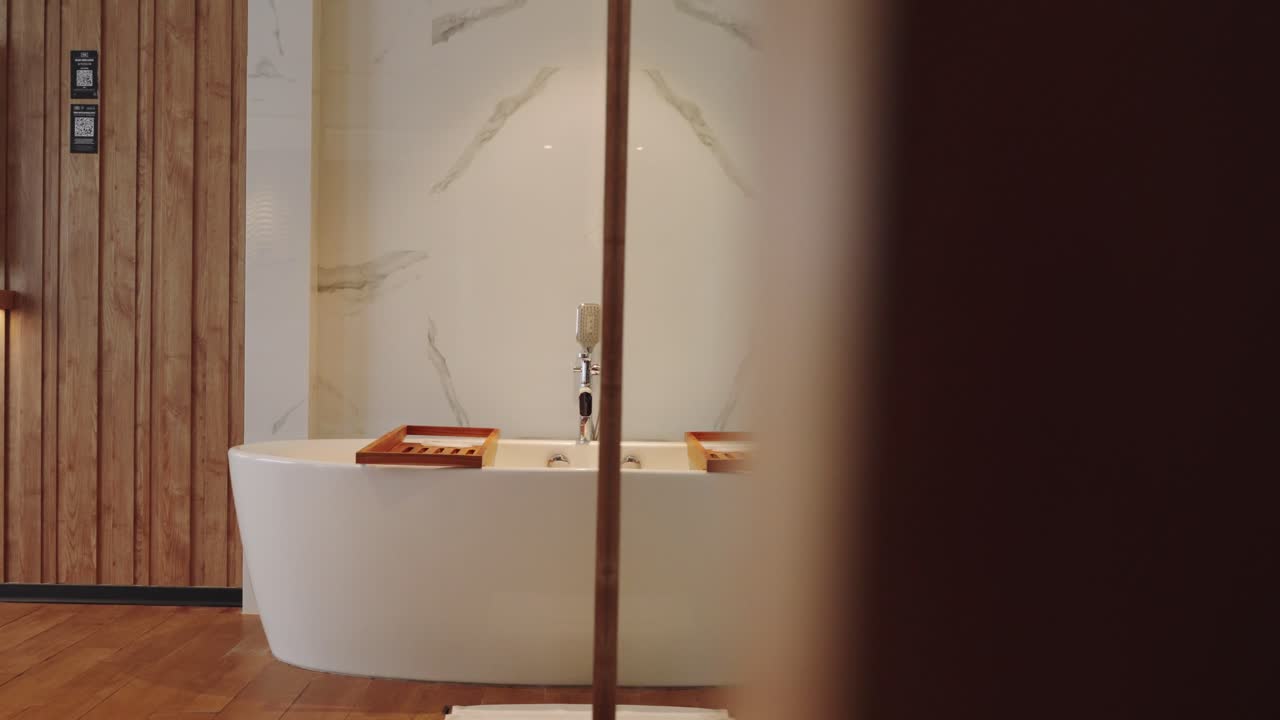 habitación de hotel de lujo de gama alta con baño independiente