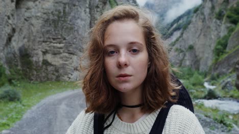 chica adolescente haciendo senderismo en las montañas
