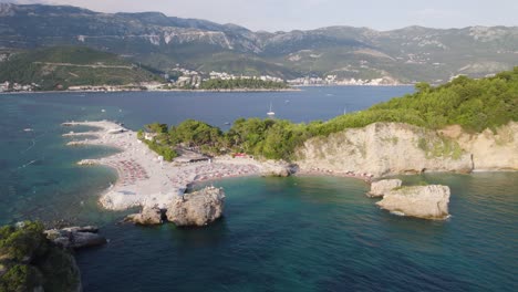 Pintorescas-Playas-De-La-Bahía-De-La-Luna-Creciente-En-La-Isla-Budva-Sveti-Nikola-En-Montenegro,-Aérea