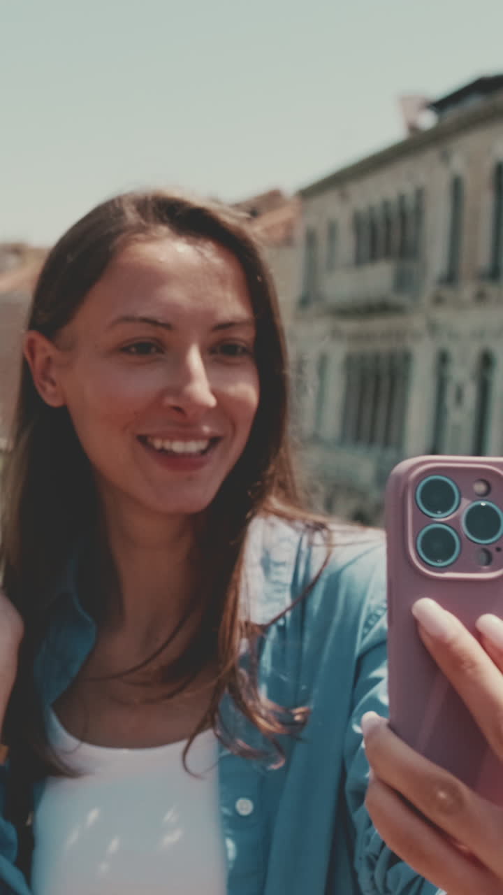 Jovem tirando selfies e posando com smartphone na cidade