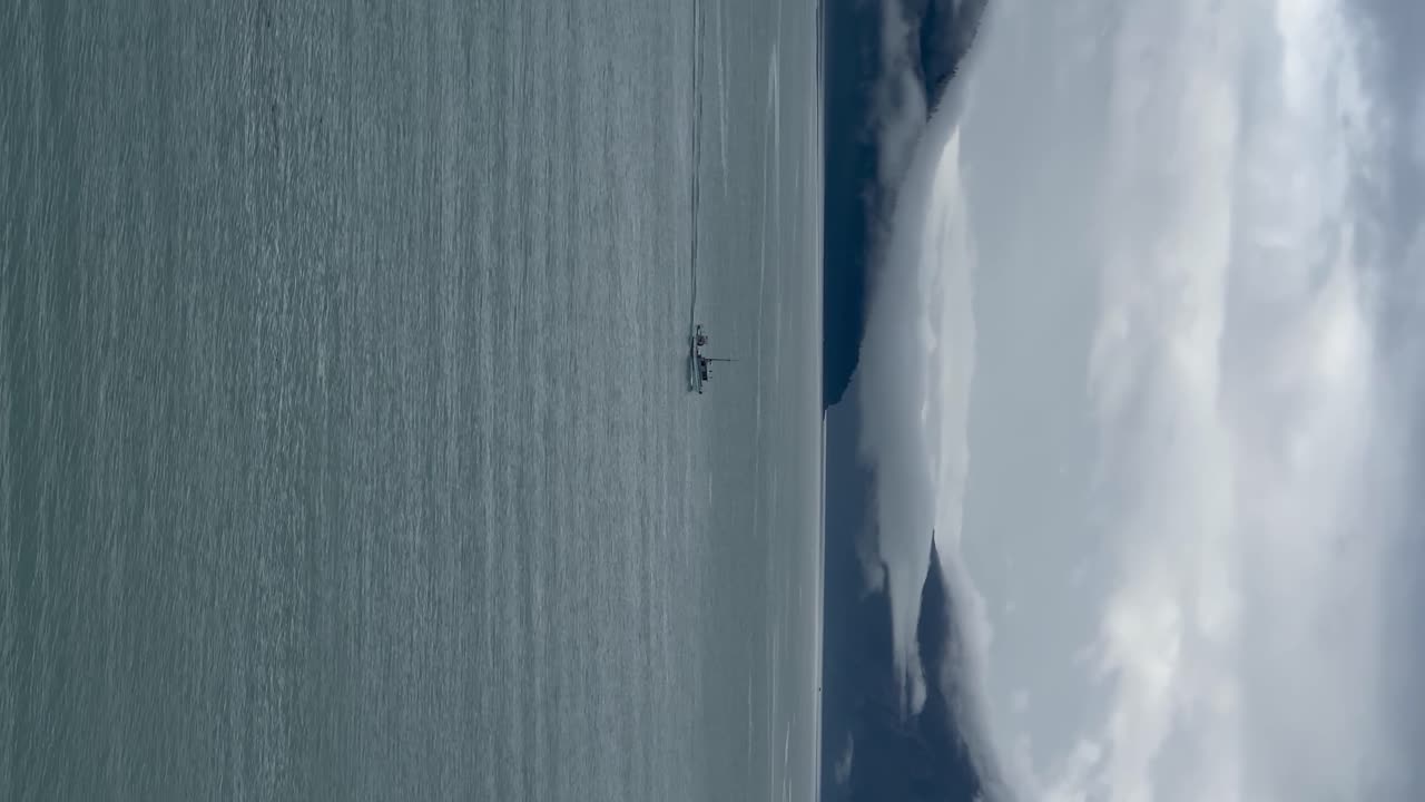 어선이 알래스카 해안선을 따라 피오르드를 가로질러 - 수직 방향