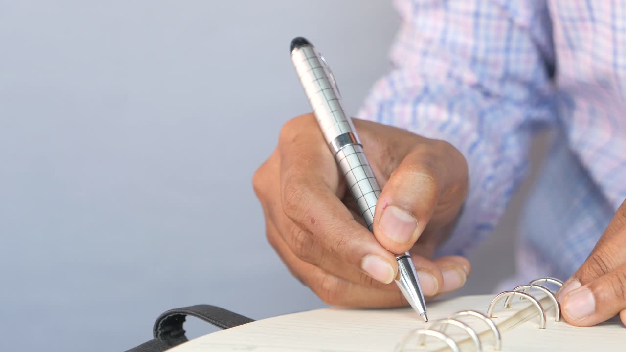 노트북에 글을 쓰는 사람