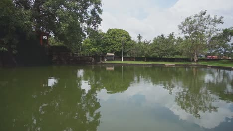 Hermosa-Piscina-Del-Templo-Con-árbol-Bodhi-Dentro-De-Un-Patio-Sagrado-En-India