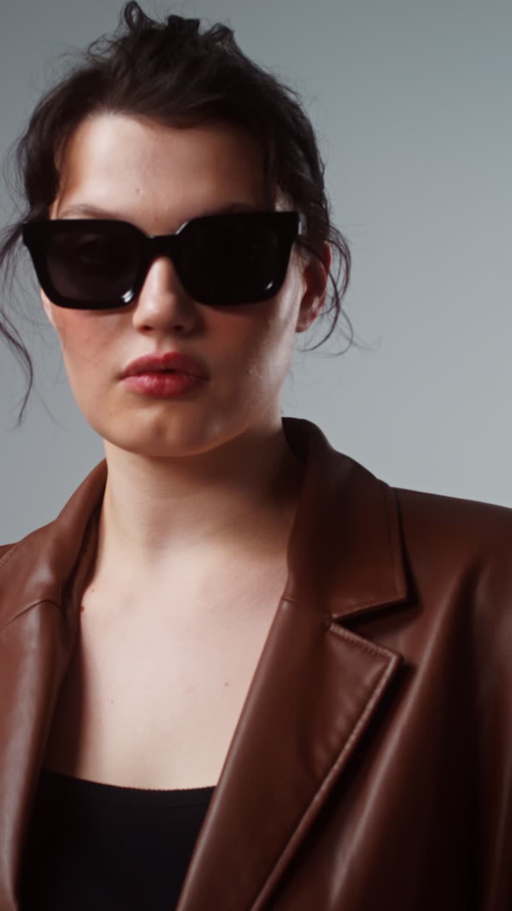 mujer con chaqueta de cuero y gafas de sol