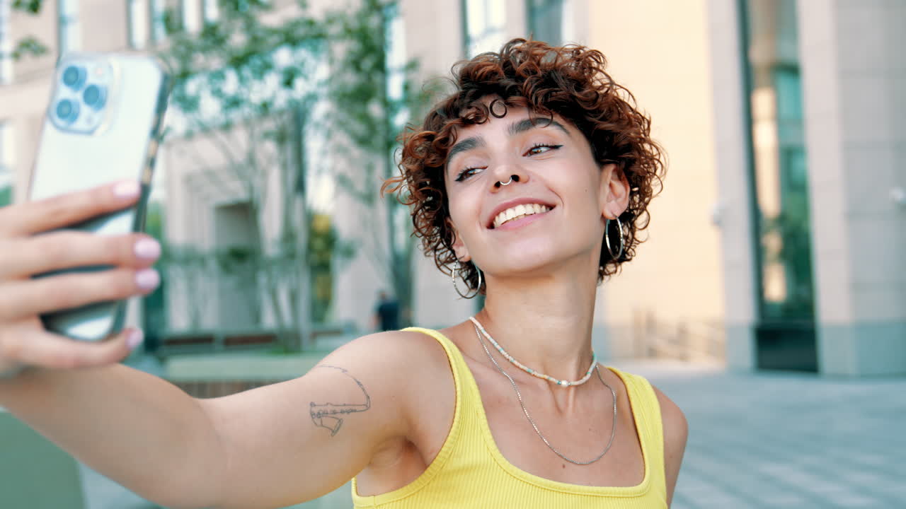 joven tomando una selfie en la ciudad