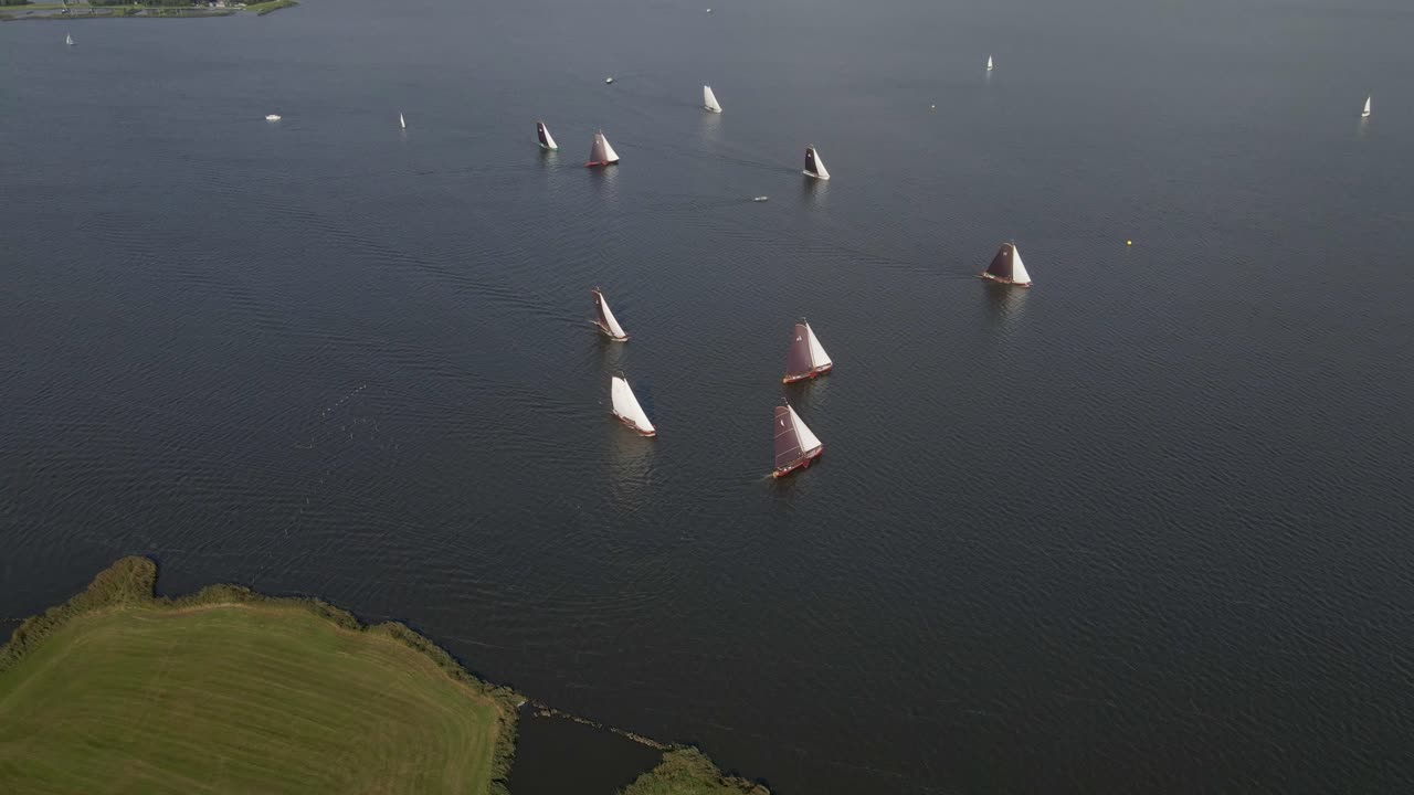 Vista aerea di barche a vela skutsje in gara sul lago Sneekermeer durante l'estate a Sneek, Frisia, Paesi Bassi