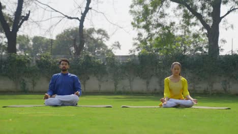 Día-Internacional-Del-Yoga-Celebrado-Por-Una-Pareja-India