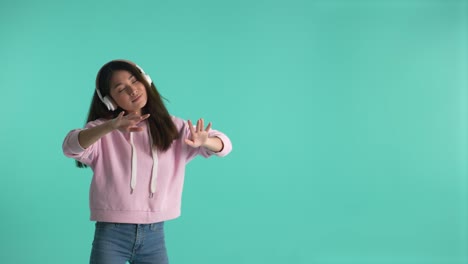 mujer asiática feliz escuchando música en auriculares