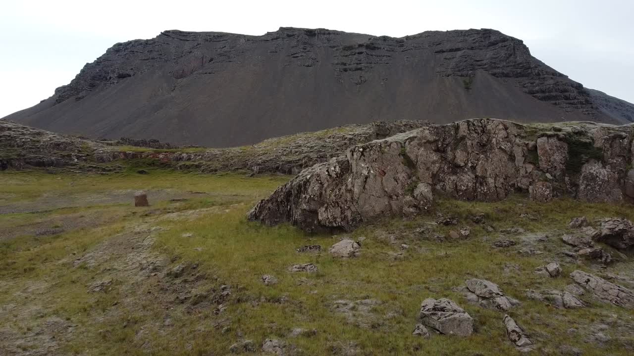 gran acantilado con carretera vacía en la naturaleza de islandia