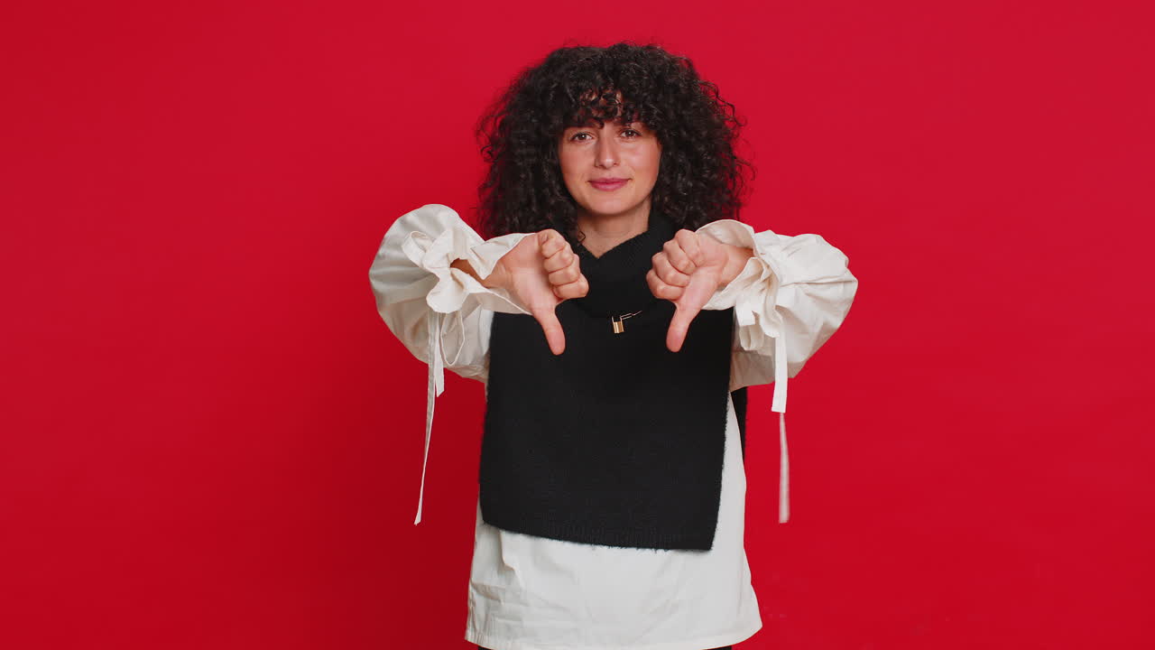 화가 난 여자 소녀 엄지 손가락을 아래로 보여주는 제스처 불쾌한 불쾌한 부정적인 피드백