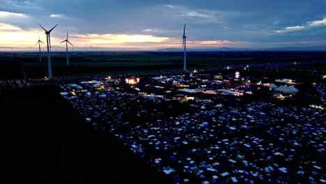 gran multitud en un concierto, festival de rock nova en nickelsdorf, austria - drone aéreo disparado
