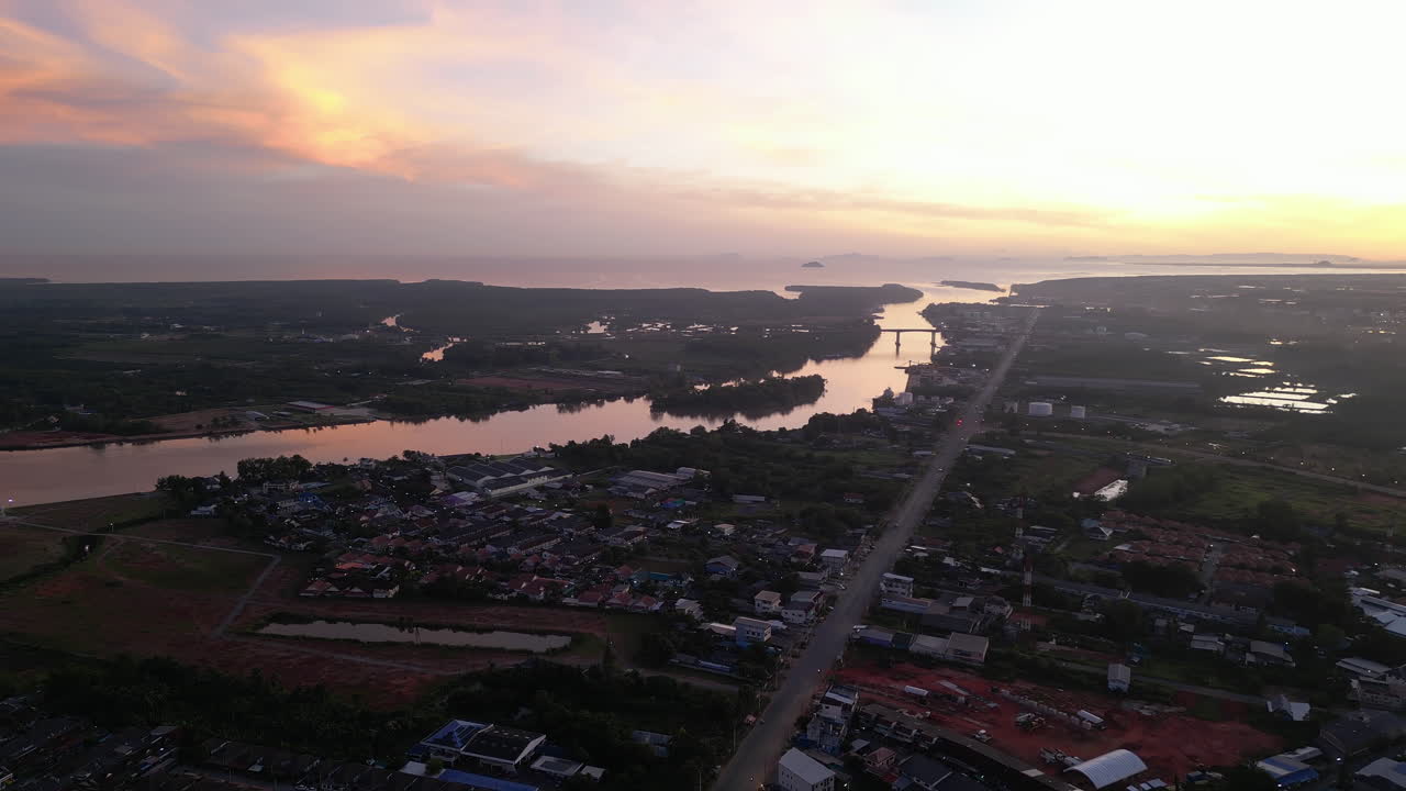 서 ⁇  타니 (surat thani) 의 해가 지는 공중 전망은 암포 무앙 (amphoe mueang) 에 있는 도시로, 섬을 오르는 여행을 위한 강과 페리 보트가 있는 태국 남동아시아의 관광 휴양지입니다.
