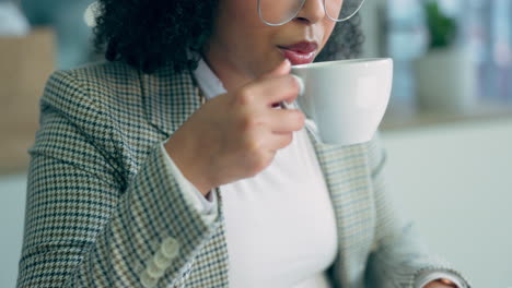 Trabajo,-Primer-Plano-Y-Una-Mujer-Con-Café-En-Una-Oficina