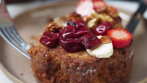 deliciosas tostadas francesas con frutas y nueces