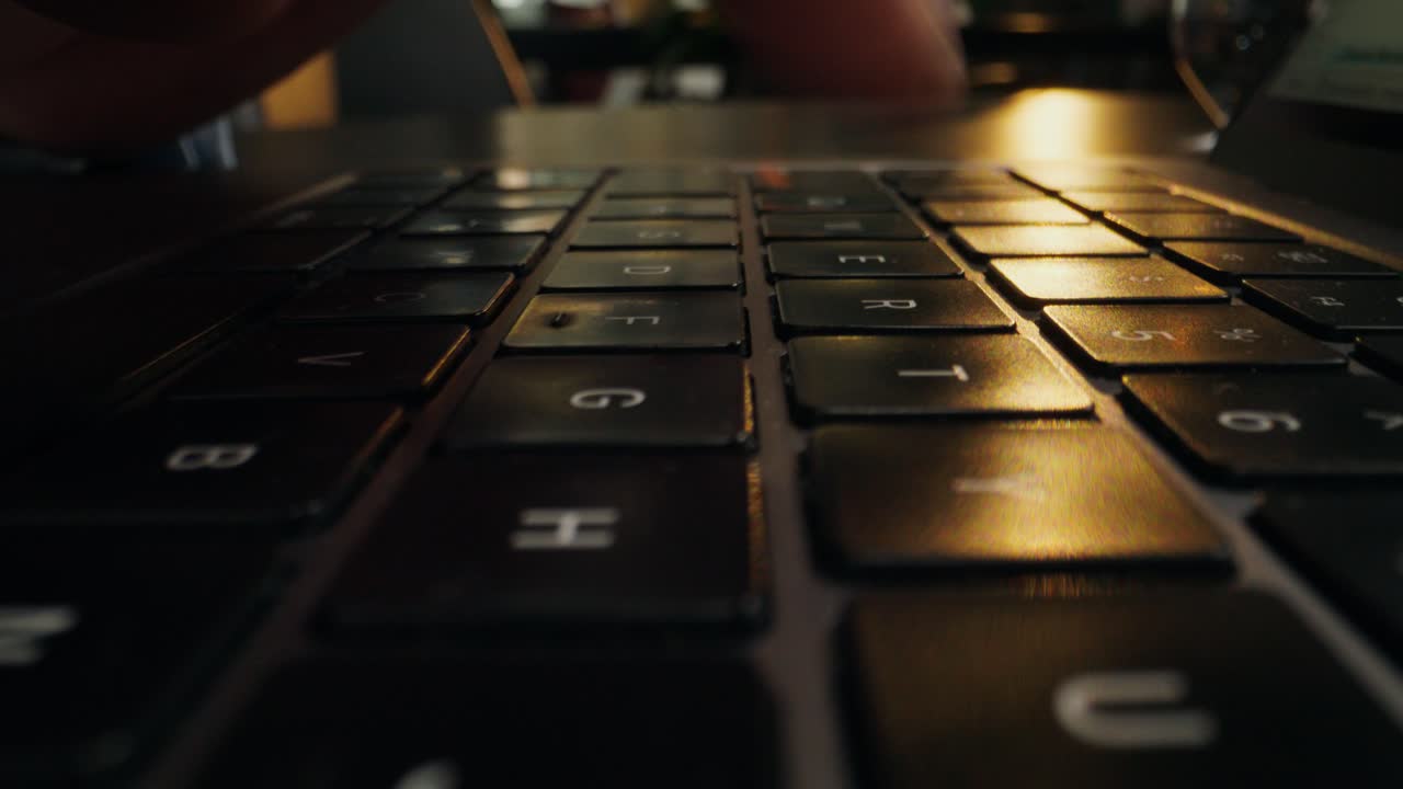 Person, der skriver på laptop-tastatur