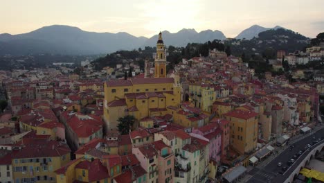hermosos edificios coloridos del sur de francia ciudad de mentón, vuelo aéreo de drones