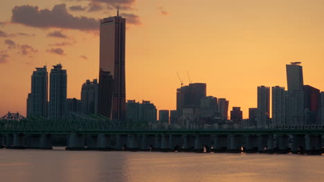 63-Gebäude-Und-Yeouido-Geschäftsviertel-Wolkenkratzer,-Silhouette-Bei-Farbenfrohem-Sonnenuntergang-Mit-Orangefarbenem-Himmel