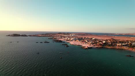 Panorama-Luftaufnahme-über-Der-Bahía-Inglesa-Bei-Sonnenuntergang,-Region-Coquimbo,-Chile