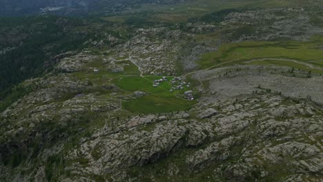 Alpe-Prabello-Auf-Dem-Gipfel-Des-Pizzo-Scalino-Von-Oben-Gesehen