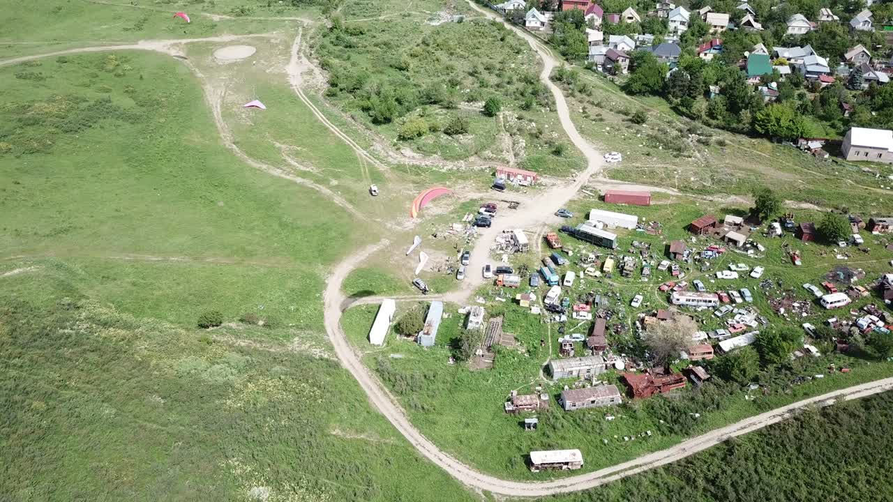 парапланирование в горах, зеленые поля, холмы